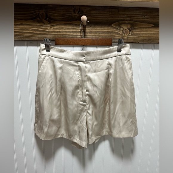 Abercrombie & Fitch Pants - Abercrombie & Fitch Cream Women's silky tailored walking shorts sz medium